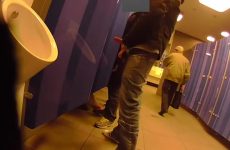 Homo staat te afmoppen in goed bezocht openbaar toilet