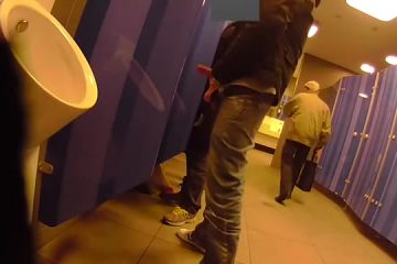 Homo staat te afmoppen in goed bezocht openbaar toilet