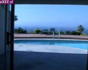 Haar vriendin filmt niet alleen maar doet mee aan het triootje