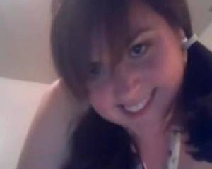 Voor de webcam word ze gevingerd en mastubeerd ze