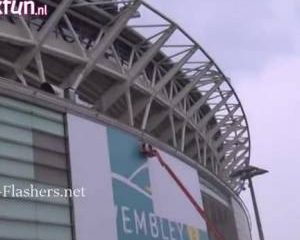 Sexy zwarte exibitioniste laat haar lekkere tieten zien in het openbaar