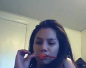 Ze mastubeerd met een ijsje en filmt het