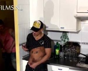 Stiekem mee rukken als zijn hetero kamergenoot aan het masturberen is