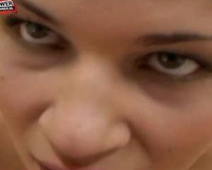 Mollige milf pijpt een dikke lul