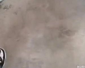 Door een trechter slikt ze sperma